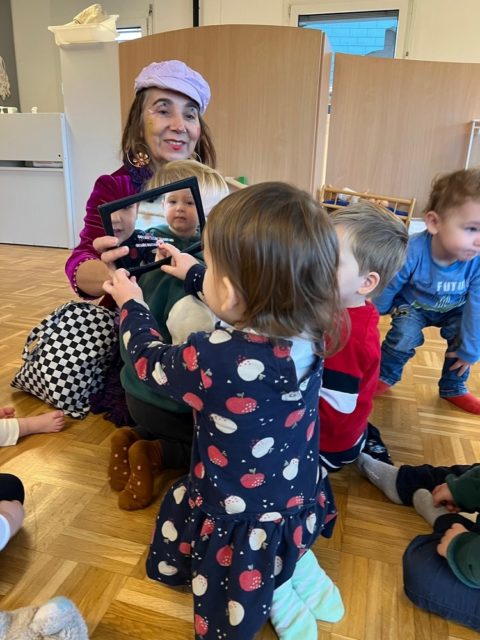 Enfants faisant la rencontre d'un Clown