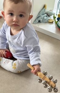 Enfant jouant d'un instrument de musique