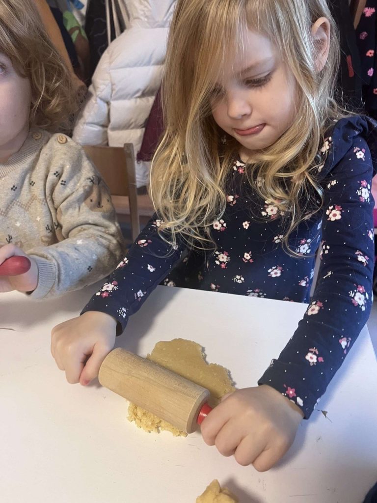 Enfant faisant des biscuits de Noël