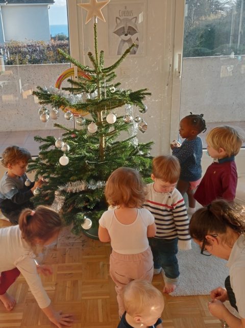 Enfants devant un sapin de Noël