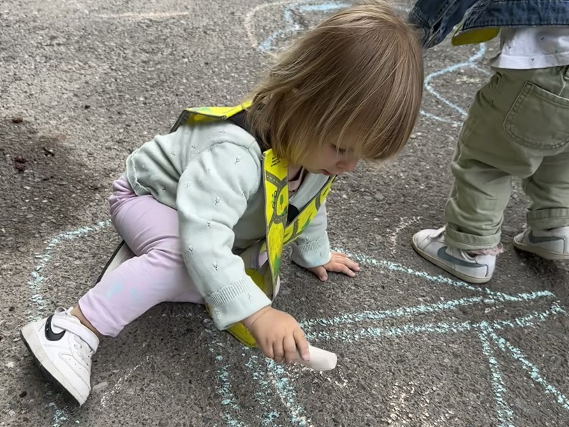 Les enfants sont concentrés. 