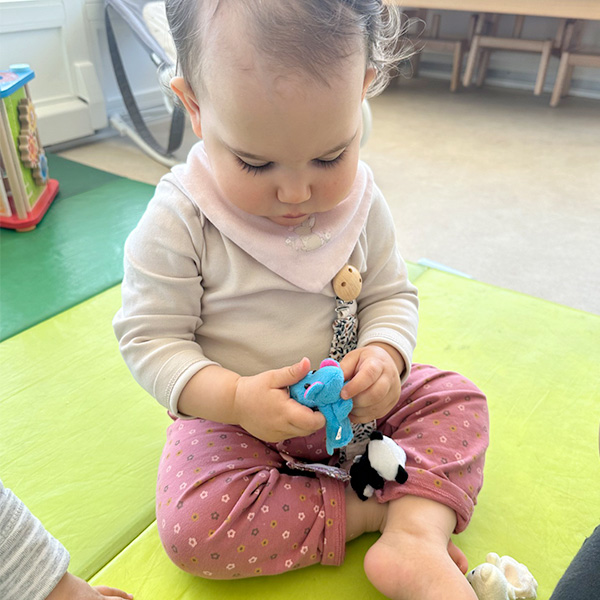 À la Nurserie de la crèche 6 Sens, les marionnettes à doigt ouvrent les portes de l’imaginaire