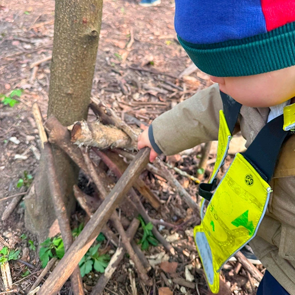 Les Trotteurs de la crèche 6 Sens à Saint-Sulpice construisent leur temple en forêt