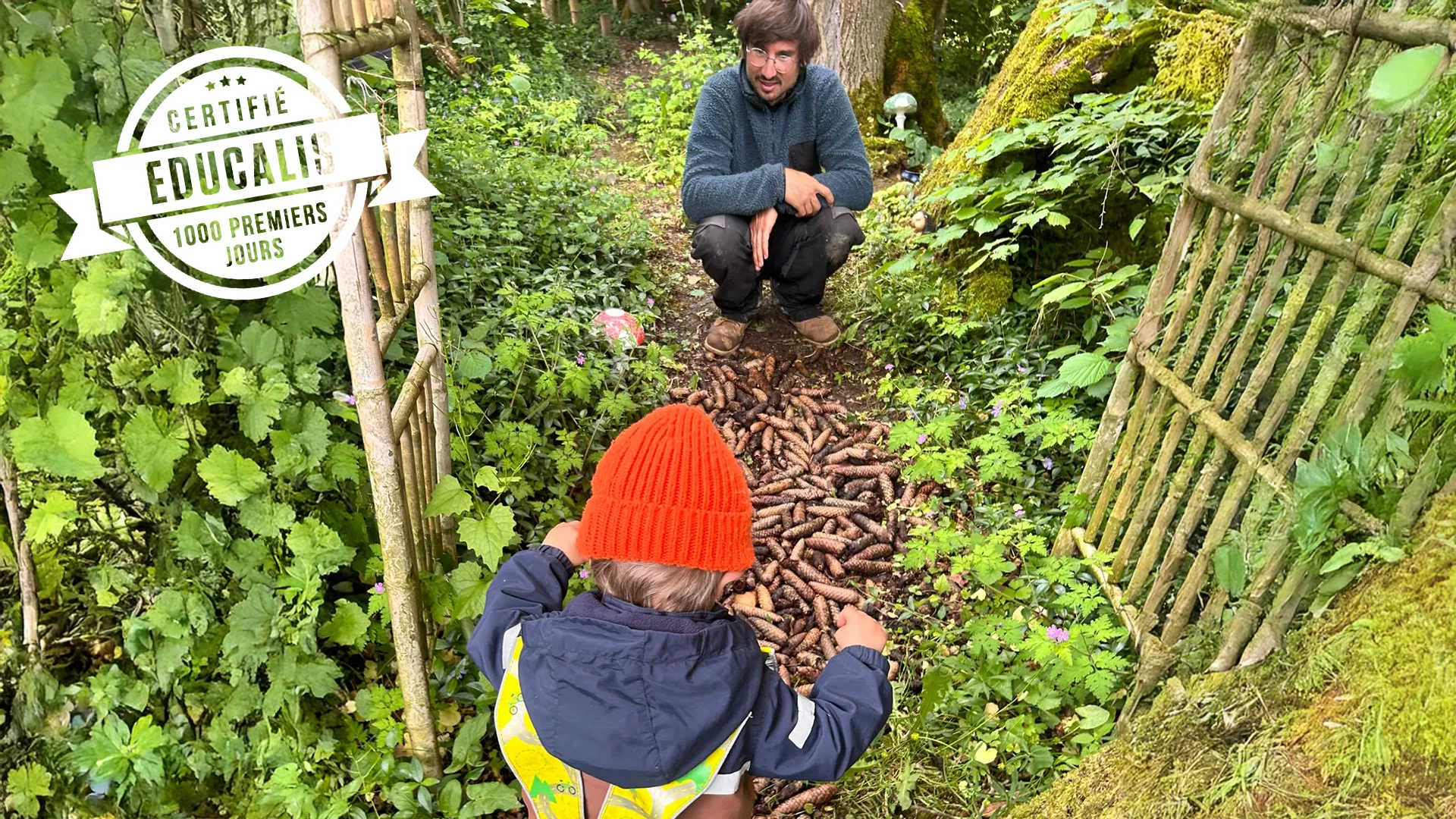 Enfants du groupe des Trotteurs marchant pieds nus sur un sentier sensoriel à Ahl’Graine, près de Saint-Sulpice, entourés de nature et de rires.