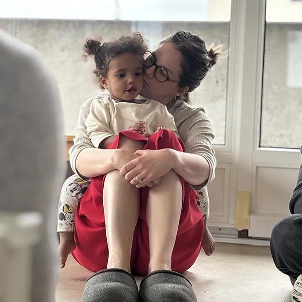 Vue d’ensemble de l’ApériSens : parents, enfants et professionnelles réunis autour d’un atelier interactif.