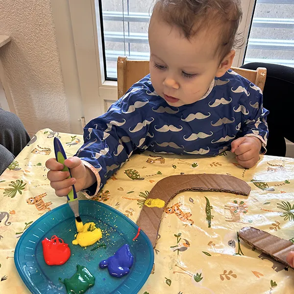 Atelier boomerang à la crèche des 6 Sens à Saint-Sulpice
