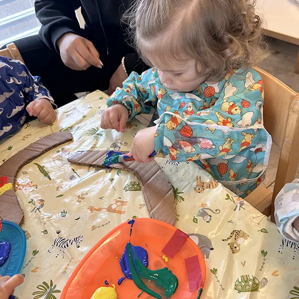 Atelier boomerang à la crèche des 6 Sens à Saint-Sulpice