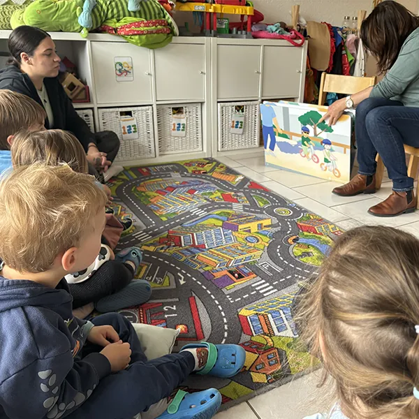 Claudia raconte une histoire éducative sur les bons gestes à adopter face au soleil.