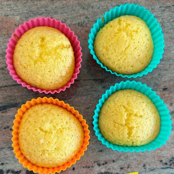 Madeleines dorées tout juste sorties du four, préparées par les enfants à la crèche 6 Sens.