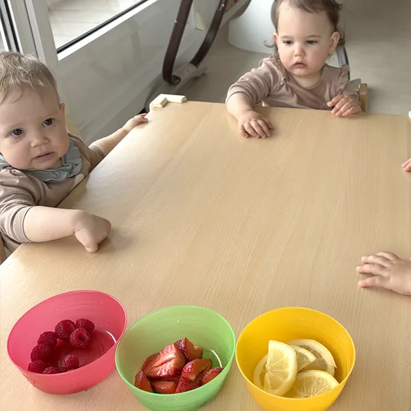 Moment de dégustation à la crèche : fraises et framboises au programme pour éveiller les papilles.