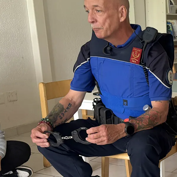 Enfants de la crèche 6 Sens (Saint-Sulpice) découvrant le matériel de la police de proximité en toute sécurité.