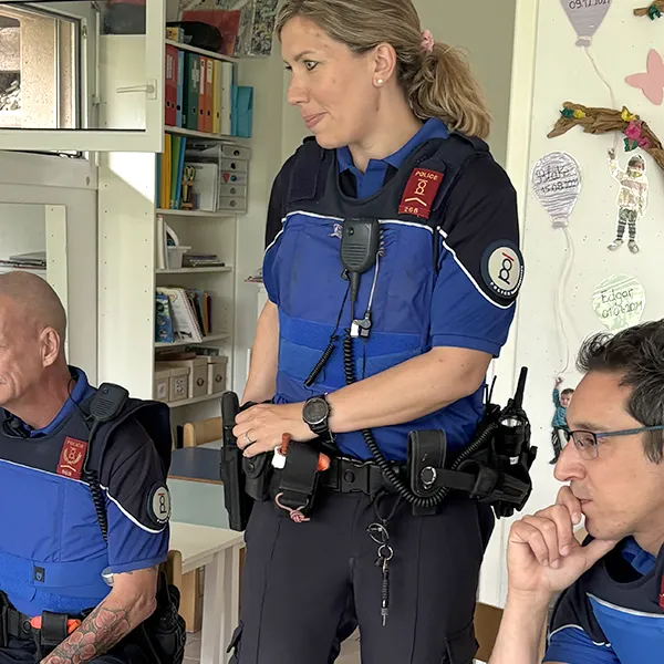 Enfants de la crèche 6 Sens (Saint-Sulpice) découvrant le matériel de la police de proximité en toute sécurité.