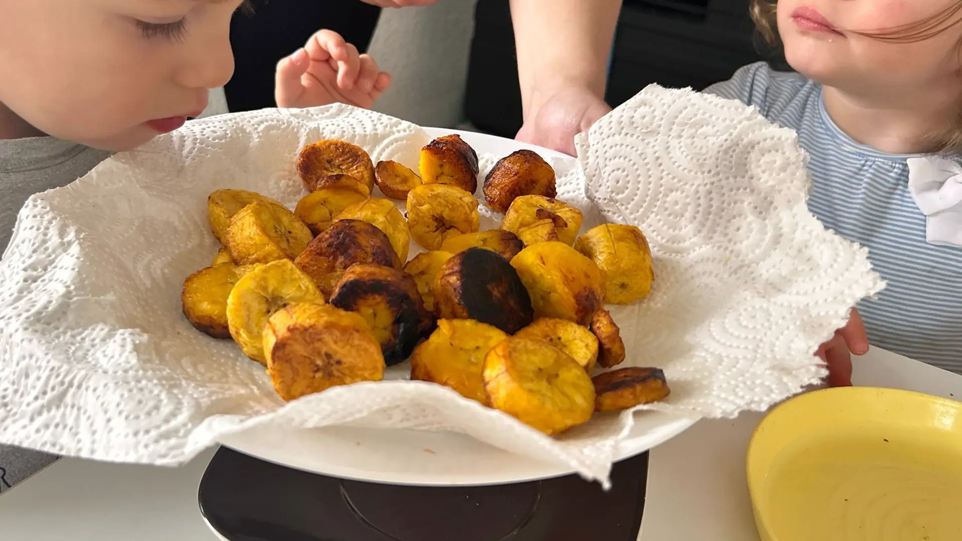 Enfants de la crèche 6 Sens en train de préparer des chips de banane plantain, dans un atelier cuisine ludique à Saint-Sulpice.