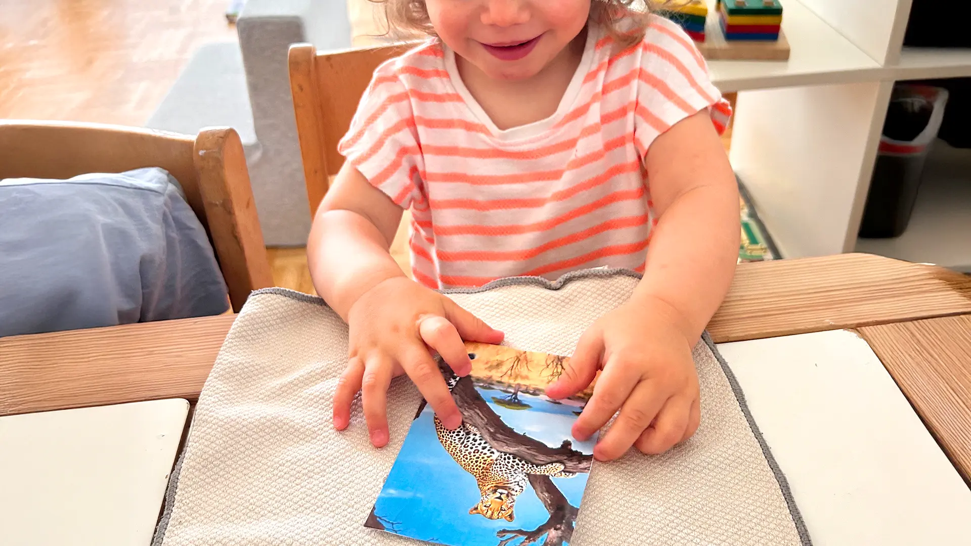 Les Trotteurs de la crèche 6 Sens à Saint-Sulpice découvrent des objets et animaux africains lors d'une activité pédagogique sensorielle immersive.