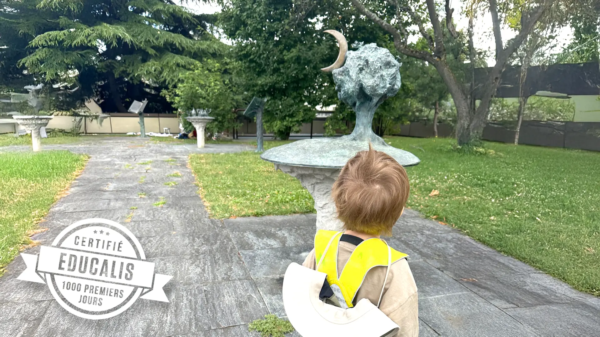 Bébés et Trotteurs de la crèche 6 Sens explorant les sculptures du Parc de la Légende à Saint-Sulpice lors d’une balade sensorielle et éducative.