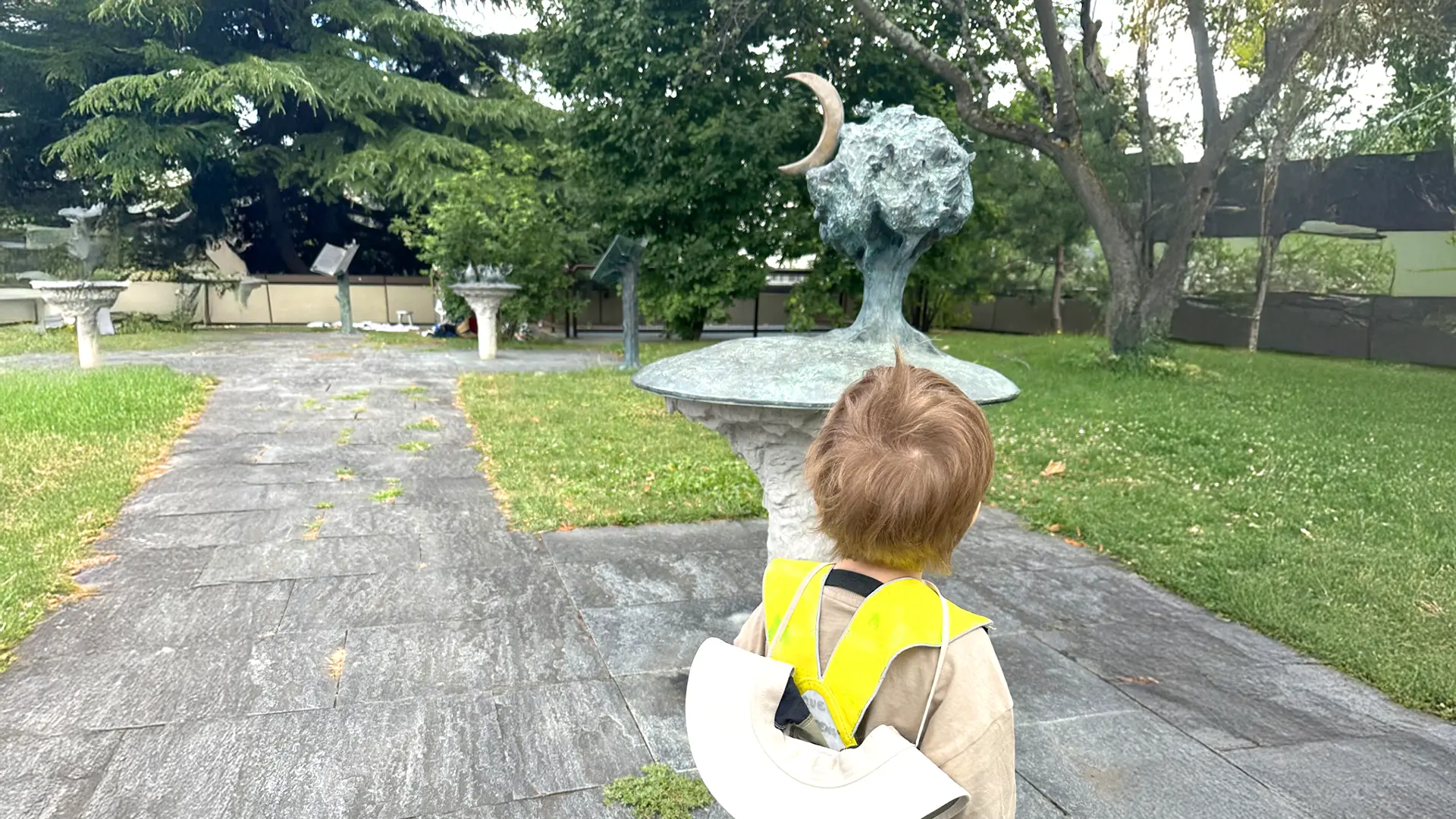 Bébés et Trotteurs de la crèche 6 Sens explorant les sculptures du Parc de la Légende à Saint-Sulpice lors d’une balade sensorielle et éducative.