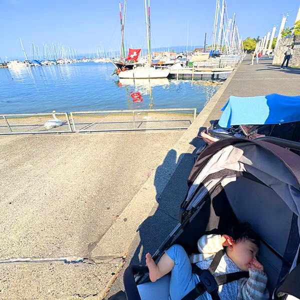 Enfants de la crèche 6 Sens observant les bateaux à Ouchy, Saint-Sulpice.