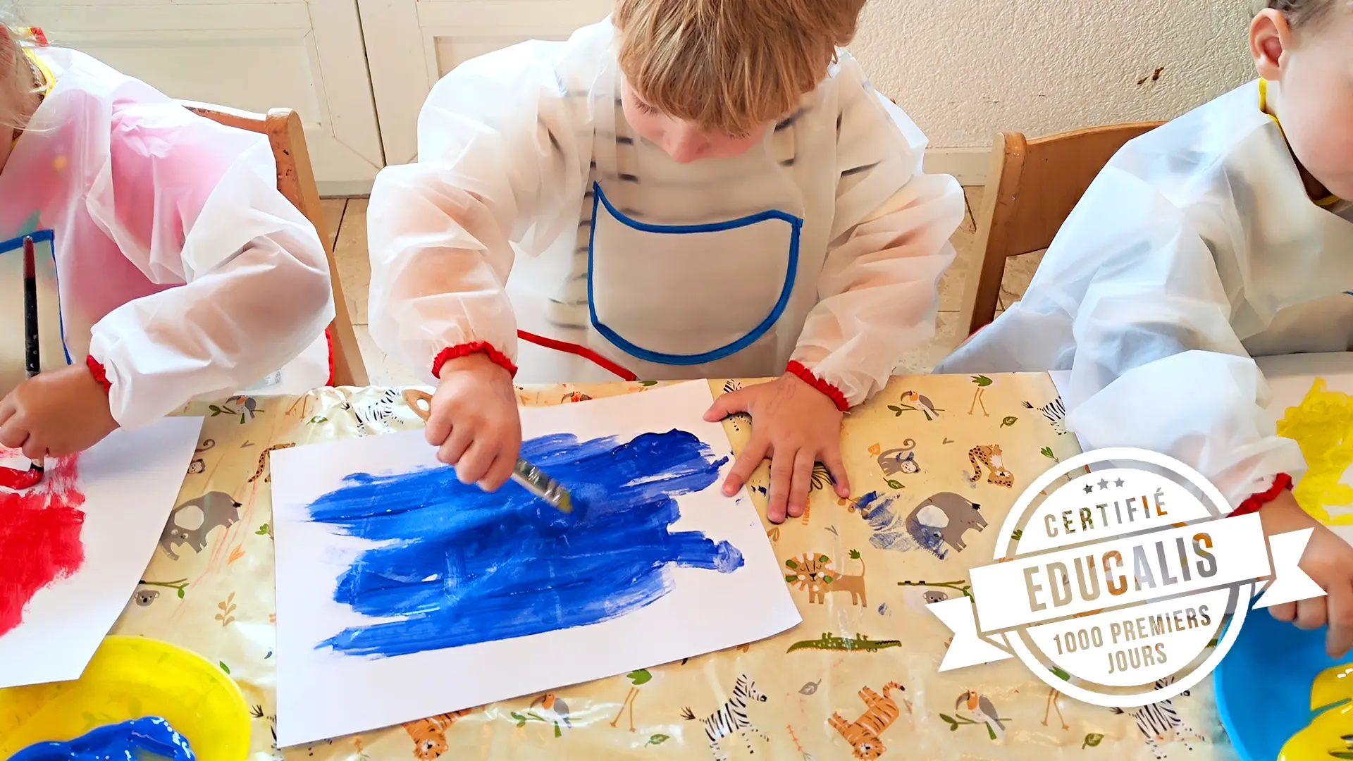 Atelier de peinture magique avec des enfants de la crèche 6 Sens.
