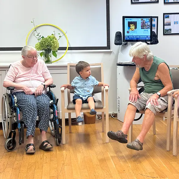 Enfants de la crèche 6 Sens et résidents de l’EMS de Sauvabelin partageant une séance de gym avec parachute